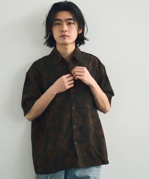 Shoowtime（ショウタイム）の「Big silhouette abstract all-over print draped short-sleeved shirt / ビッグシルエットアブストラクト総柄ドレープ半袖シャツ（シャツ/ブラウス・メンズ・ダークブラウン系/グレー系・X-LARGE/LARGE/MEDIUM）」の4枚目の写真