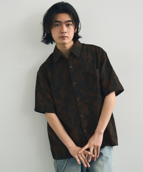 Shoowtime（ショウタイム）の「Big silhouette abstract all-over print draped short-sleeved shirt / ビッグシルエットアブストラクト総柄ドレープ半袖シャツ（シャツ/ブラウス・メンズ・ダークブラウン系/グレー系・X-LARGE/LARGE/MEDIUM）」の3枚目の写真
