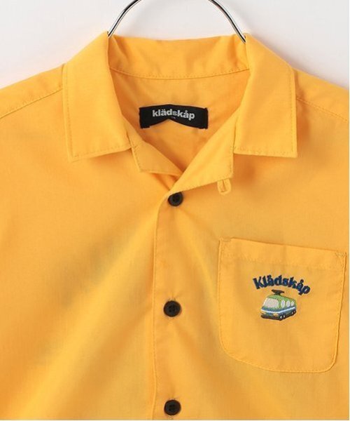 kladskap（クレードスコープ）の「恐竜×乗り物刺しゅう半袖シャツ（シャツ/ブラウス・キッズ・マスタード/エメラルド・110cm/120cm/90cm/100cm/130cm）」の4枚目の写真