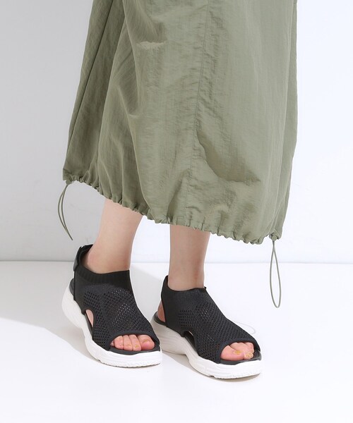 SHOO・LA・RUE（シューラルー）の「ニットスニーカーサンダル（サンダル・レディース・ブラック/ライトベージュ・45/35）」の3枚目の写真