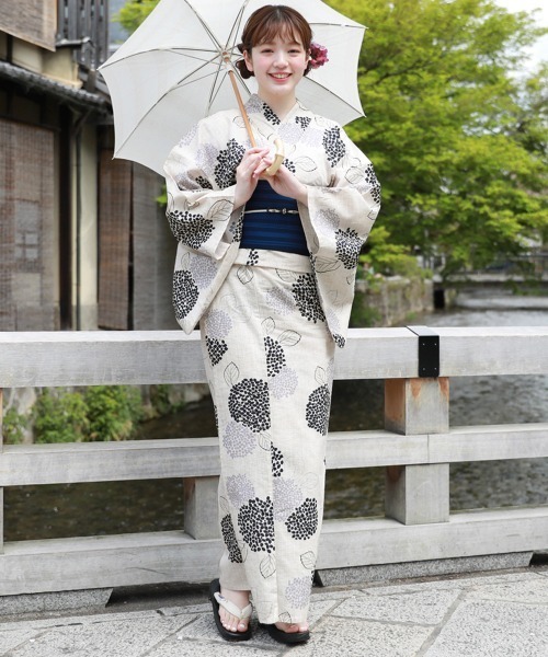 浅葱色の地にはんなりと染められた百合の花が美しい注染めの浴衣です 竺仙浴衣 仕立上り 紺地地染め 百合 | oriya