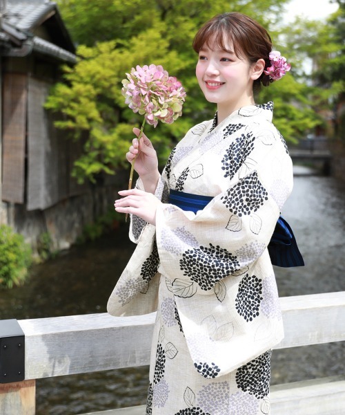 緑青色の地に、密やかに咲く紫陽花と、華麗な蝶が美しい注染めの浴衣です 緑青色の地に、密やかに咲く紫陽花と、華麗な蝶が美しい注染めの