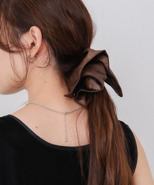 Bab（バブ）の「ボリュームリボン合皮スクエアシュシュ（シュシュ・レディース・ブラック/ブラウン/グレー・ONESIZE）」の2枚目の写真