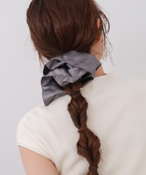 Bab（バブ）の「ボリュームリボン合皮スクエアシュシュ（シュシュ・レディース・ブラック/ブラウン/グレー・ONESIZE）」の6枚目の写真
