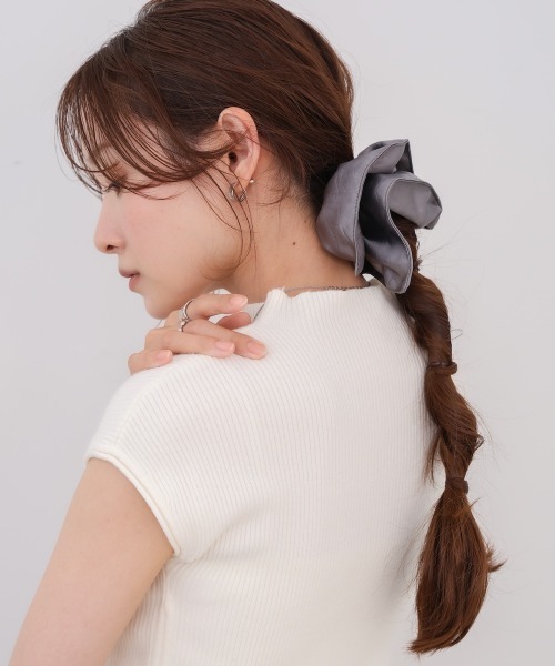 Bab（バブ）の「ボリュームリボン合皮スクエアシュシュ（シュシュ・レディース・ブラック/ブラウン/グレー・ONESIZE）」の5枚目の写真