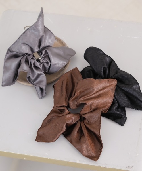 Bab（バブ）の「ボリュームリボン合皮スクエアシュシュ（シュシュ・レディース・ブラック/ブラウン/グレー・ONESIZE）」の13枚目の写真