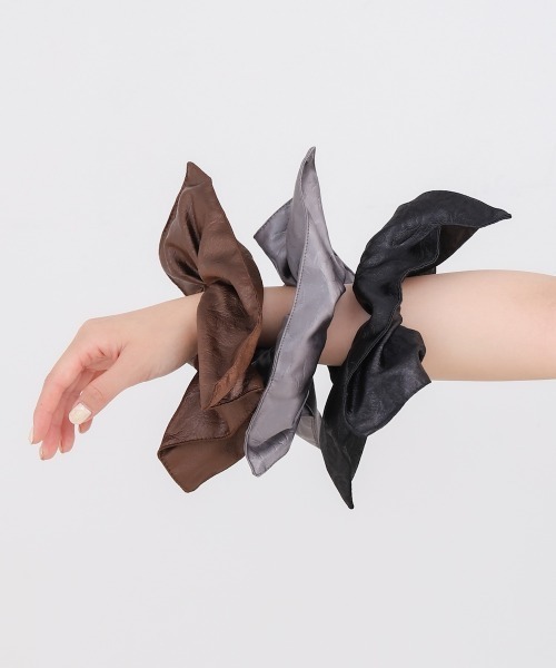 Bab（バブ）の「ボリュームリボン合皮スクエアシュシュ（シュシュ・レディース・ブラック/ブラウン/グレー・ONESIZE）」の12枚目の写真