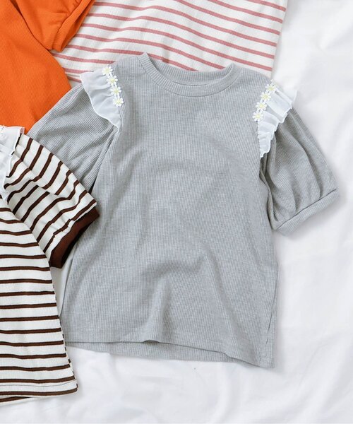 apres les cours（アプレレクール）の「【ジュニア対応】肩フリルフラワーモチーフTシャツ（Tシャツ/カットソー・キッズ・オレンジ/ブラウン/ピンク/グレー・80/90/100/110/120/130/140）」の2枚目の写真