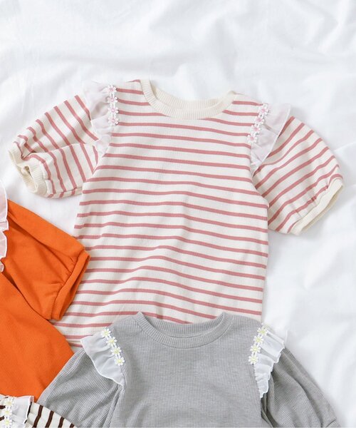 apres les cours（アプレレクール）の「【ジュニア対応】肩フリルフラワーモチーフTシャツ（Tシャツ/カットソー・キッズ・オレンジ/ブラウン/ピンク/グレー・80/90/100/110/120/130/140）」の3枚目の写真