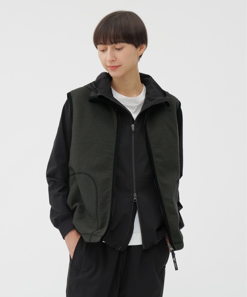 MARGARET HOWELL(マーガレットハウエル)の「WOOL NYLON COMPRESSED JERSEY(ステンカラーコート・レディース・セージグリーン/ブラック・2/1)」の1枚目の写真