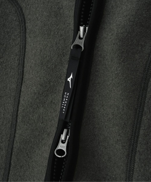 MARGARET HOWELL(マーガレットハウエル)の「WOOL NYLON COMPRESSED JERSEY(ステンカラーコート・レディース・セージグリーン/ブラック・2/1)」の11枚目の写真