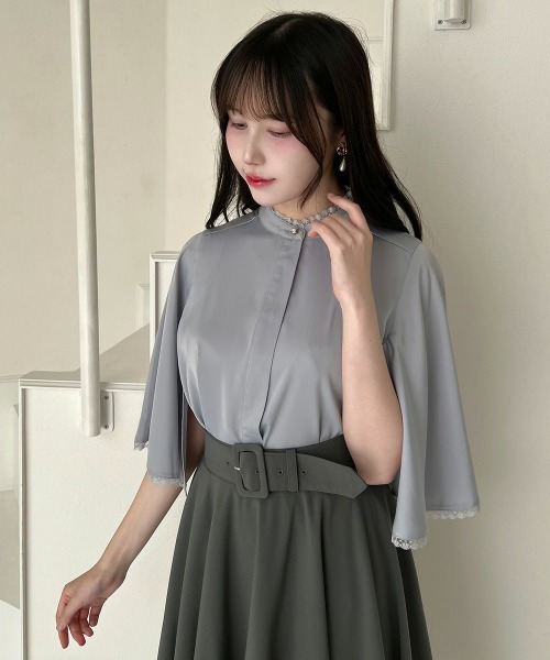 an another angelus（アンアナザーアンジェラス）の「レース使いケープスリーブブラウス（シャツ/ブラウス・レディース・オフホワイト/ブルーグレー・FREE）」の2枚目の写真