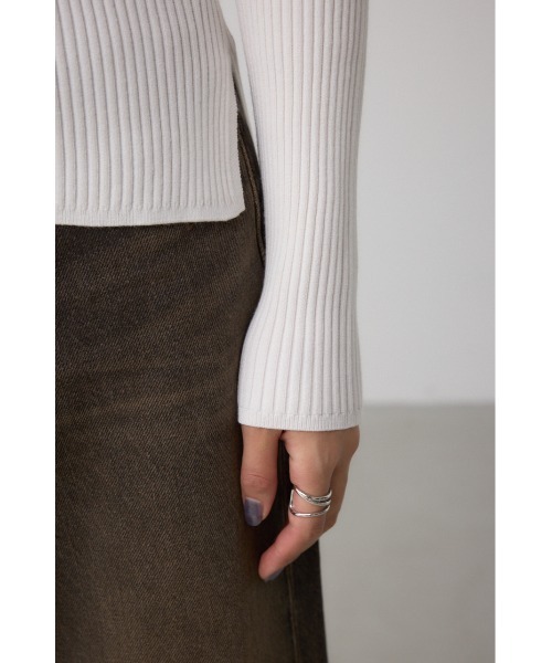 AZUL by moussy(アズールバイマウジー)の「VENUSハイネックリブニット(ニット/セーター・レディース・レッド/ライトグレー/アイボリー/ブラック・SMALL/MEDIUM)」の13枚目の写真