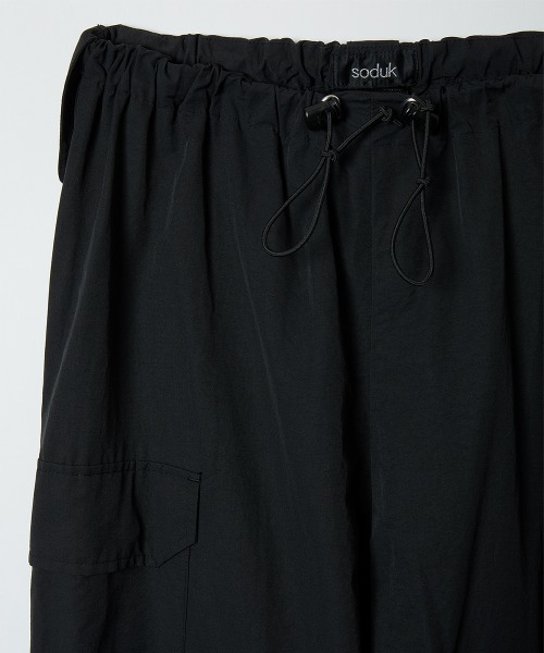soduk(スドーク)の「parachute wide trousers(カーゴパンツ・レディース・カーキ/ブラック・ONE SIZE)」の5枚目の写真