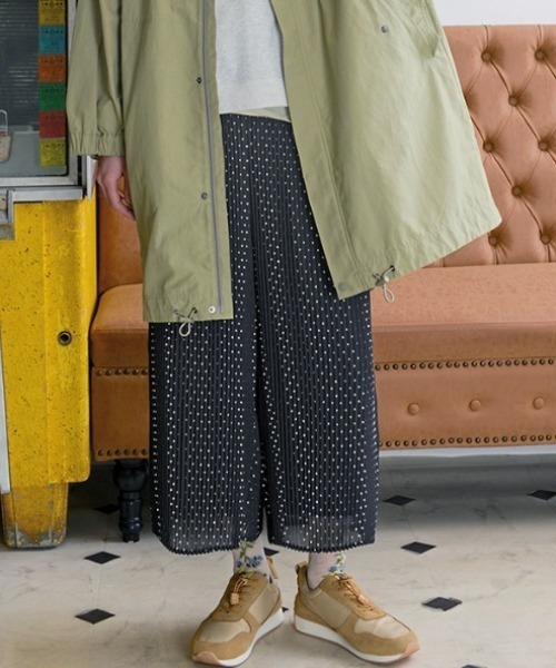 SUPER HAKKA（スーパーハッカ）の「エステルシフォンドットプリントクリスタルプリーツワイドパンツ（裏地付き）（その他パンツ・レディース・ブラック/ネイビー・FREE）」の2枚目の写真