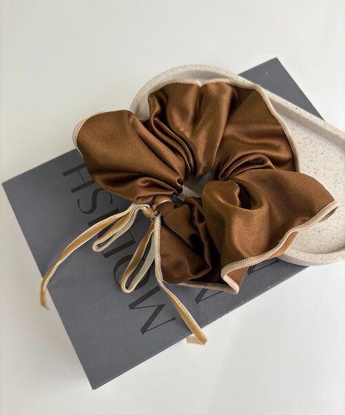 CAPRICIEUX LE'MAGE（カプリシューレマージュ）の「〈GOLDY/ゴールディ〉バイカラーサテンシュシュ（シュシュ・レディース・ブラック/アイボリー/ブラウン・FREE）」の3枚目の写真