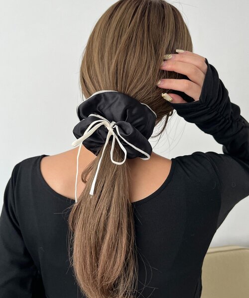 CAPRICIEUX LE'MAGE（カプリシューレマージュ）の「〈GOLDY/ゴールディ〉バイカラーサテンシュシュ（シュシュ・レディース・ブラック/アイボリー/ブラウン・FREE）」の2枚目の写真