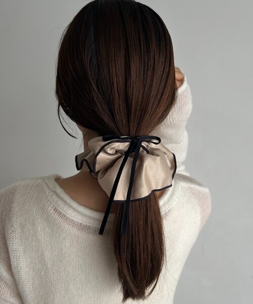 CAPRICIEUX LE'MAGE（カプリシューレマージュ）の「〈GOLDY/ゴールディ〉バイカラーサテンシュシュ（シュシュ・レディース・ブラック/アイボリー/ブラウン・FREE）」の4枚目の写真