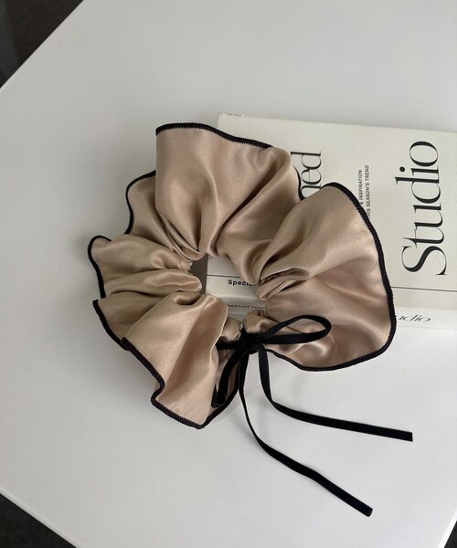 CAPRICIEUX LE'MAGE（カプリシューレマージュ）の「〈GOLDY/ゴールディ〉バイカラーサテンシュシュ（シュシュ・レディース・ブラック/アイボリー/ブラウン・FREE）」の5枚目の写真