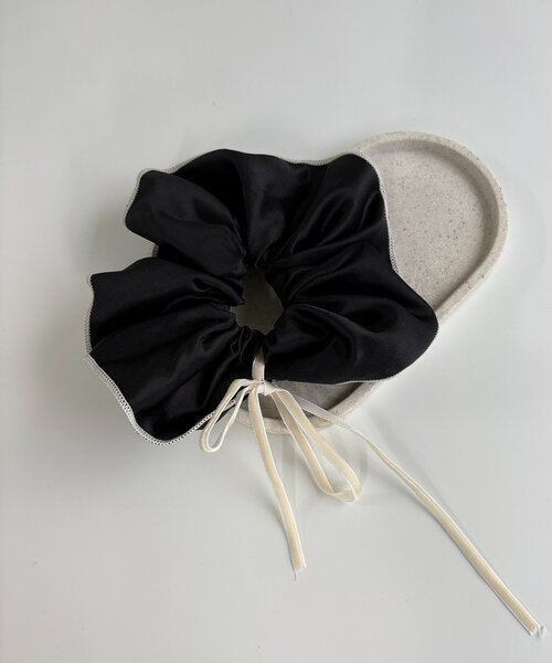 CAPRICIEUX LE'MAGE（カプリシューレマージュ）の「〈GOLDY/ゴールディ〉バイカラーサテンシュシュ（シュシュ・レディース・ブラック/アイボリー/ブラウン・FREE）」の6枚目の写真