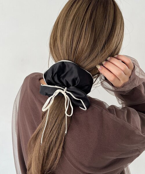 CAPRICIEUX LE'MAGE（カプリシューレマージュ）の「〈GOLDY/ゴールディ〉バイカラーサテンシュシュ（シュシュ・レディース・ブラック/アイボリー/ブラウン・FREE）」の7枚目の写真