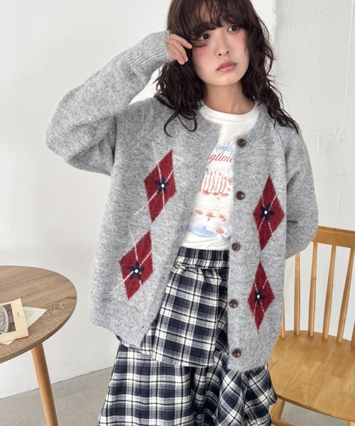 SOLLON.(ソルロン)の「フラワー刺繍アーガイルニットカーディガン(カーディガン/ボレロ・レディース・アイボリー/グレー/チャコールグレー・FREE)」の2枚目の写真
