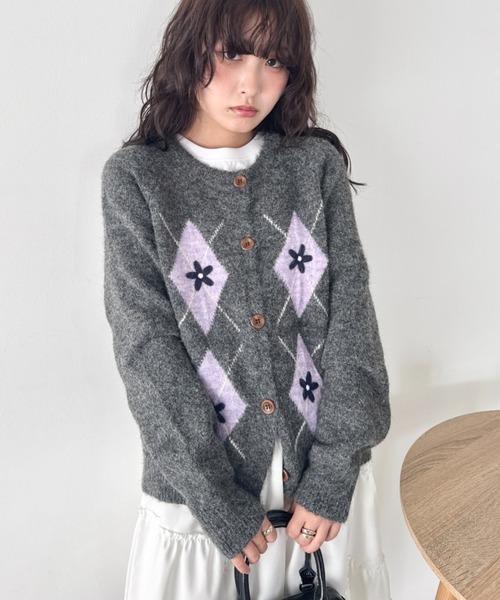 SOLLON.(ソルロン)の「フラワー刺繍アーガイルニットカーディガン(カーディガン/ボレロ・レディース・アイボリー/グレー/チャコールグレー・FREE)」の3枚目の写真