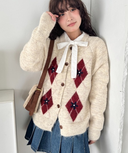 SOLLON.(ソルロン)の「フラワー刺繍アーガイルニットカーディガン(カーディガン/ボレロ・レディース・アイボリー/グレー/チャコールグレー・FREE)」の1枚目の写真