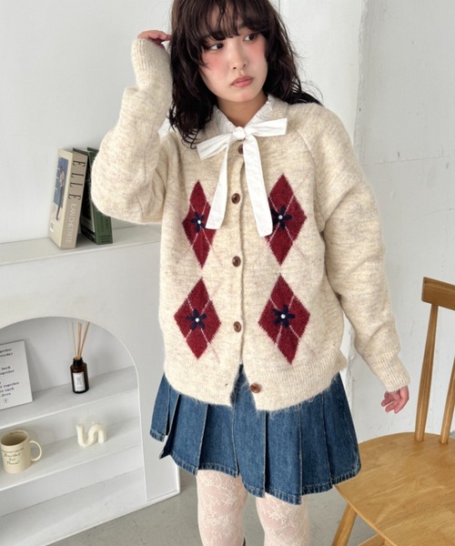 SOLLON.(ソルロン)の「フラワー刺繍アーガイルニットカーディガン(カーディガン/ボレロ・レディース・アイボリー/グレー/チャコールグレー・FREE)」の4枚目の写真