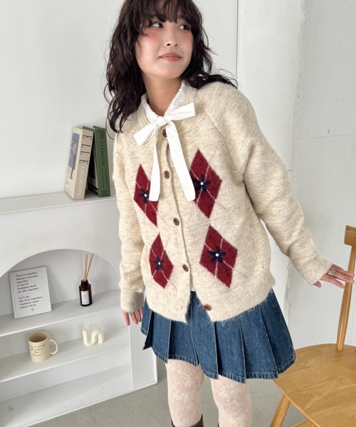 SOLLON.(ソルロン)の「フラワー刺繍アーガイルニットカーディガン(カーディガン/ボレロ・レディース・アイボリー/グレー/チャコールグレー・FREE)」の5枚目の写真