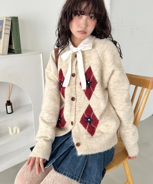 SOLLON.(ソルロン)の「フラワー刺繍アーガイルニットカーディガン(カーディガン/ボレロ・レディース・アイボリー/グレー/チャコールグレー・FREE)」の6枚目の写真