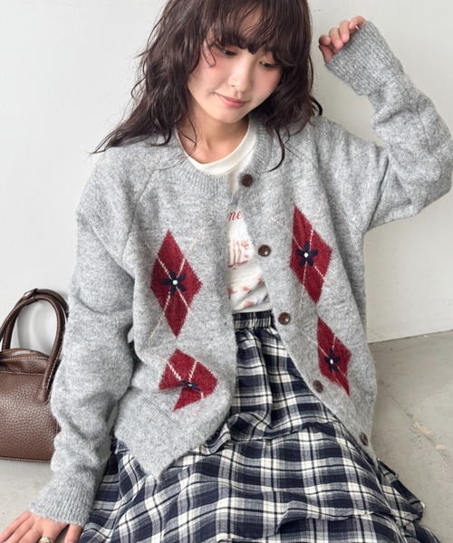SOLLON.(ソルロン)の「フラワー刺繍アーガイルニットカーディガン(カーディガン/ボレロ・レディース・アイボリー/グレー/チャコールグレー・FREE)」の17枚目の写真