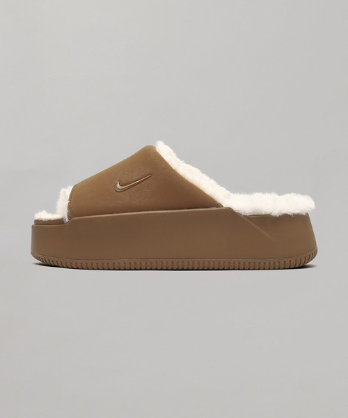 NIKE(ナイキ)の「NIKE WMNS CALM ELEVATION FUR HV8560-200(サンダル・レディース・ブラウン・24㎝/23㎝/25㎝)」の1枚目の写真