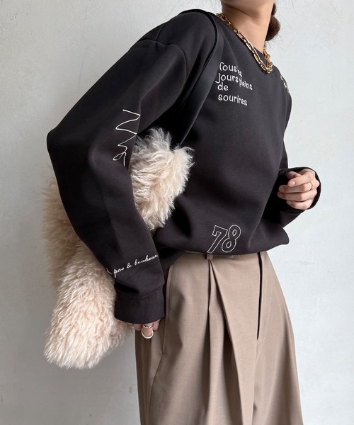 DouDou（ドゥドゥ）の「【WEB限定】裏毛裏起毛ランダム刺繍ロゴトップス（Tシャツ/カットソー・レディース・ベージュ/ライトグレー/チャコールグレー・FREE）」の2枚目の写真