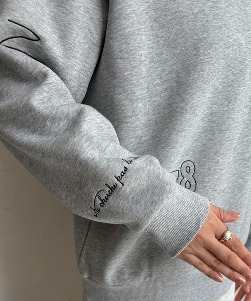 DouDou（ドゥドゥ）の「【WEB限定】裏毛裏起毛ランダム刺繍ロゴトップス（Tシャツ/カットソー・レディース・ベージュ/ライトグレー/チャコールグレー・FREE）」の22枚目の写真