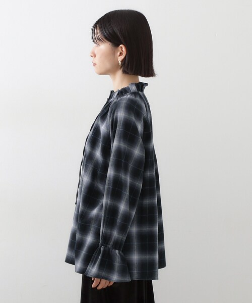 THE SHOP TK （ザ ショップ ティーケー ）の「起毛オンブレフリルブラウス（シャツ/ブラウス・レディース・ブラウン系2/ネイビー系1・12/13）」の4枚目の写真
