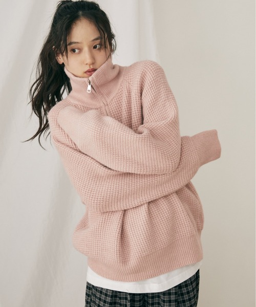 MERLOT（メルロー）の「ハーフジップワッフルニットプルオーバー（ニット/セーター・レディース・ピンク/ブラウン・FREE）」の2枚目の写真