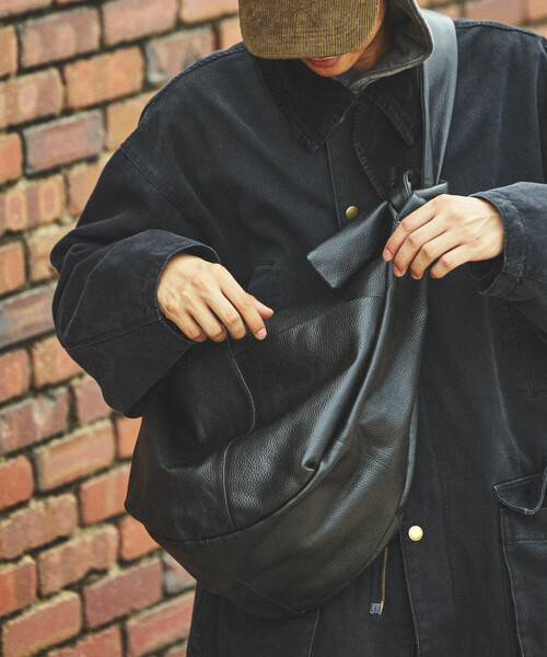 Firsthand（ファーストハンド）の「Firsthand/ファーストハンド Leather Banana Big Shoulder Bag / レザーバナナビッグショルダー / メッセンジャーバッグ / 牛革 / 撥水レザー（ショルダーバッグ・メンズ・ブラック・ONE SIZE）」の2枚目の写真