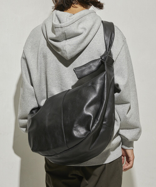 Firsthand（ファーストハンド）の「Firsthand/ファーストハンド Leather Banana Big Shoulder Bag / レザーバナナビッグショルダー / メッセンジャーバッグ / 牛革 / 撥水レザー（ショルダーバッグ・メンズ・ブラック・ONE SIZE）」の10枚目の写真