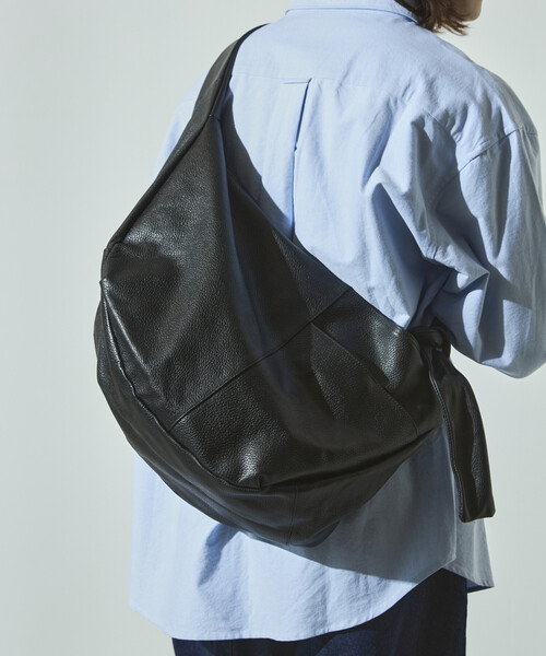 Firsthand（ファーストハンド）の「Firsthand/ファーストハンド Leather Banana Big Shoulder Bag / レザーバナナビッグショルダー / メッセンジャーバッグ / 牛革 / 撥水レザー（ショルダーバッグ・メンズ・ブラック・ONE SIZE）」の11枚目の写真