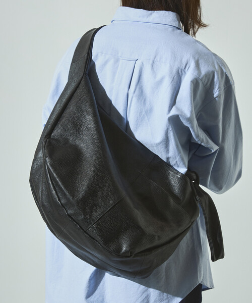 Firsthand（ファーストハンド）の「Firsthand/ファーストハンド Leather Banana Big Shoulder Bag / レザーバナナビッグショルダー / メッセンジャーバッグ / 牛革 / 撥水レザー（ショルダーバッグ・メンズ・ブラック・ONE SIZE）」の13枚目の写真