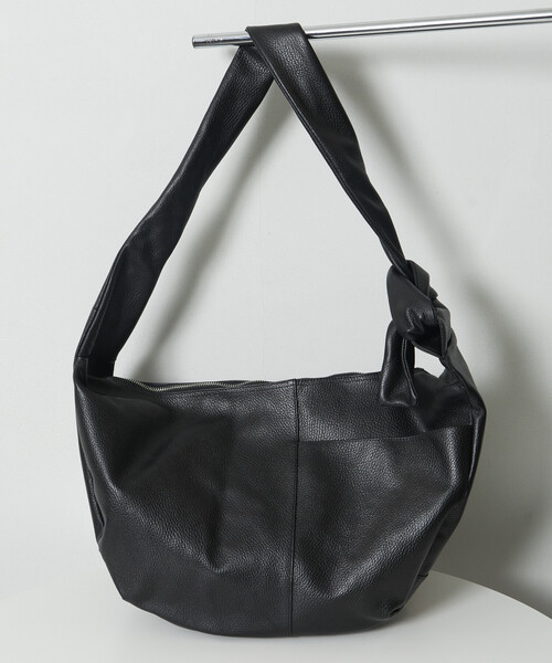 Firsthand（ファーストハンド）の「Firsthand/ファーストハンド Leather Banana Big Shoulder Bag / レザーバナナビッグショルダー / メッセンジャーバッグ / 牛革 / 撥水レザー（ショルダーバッグ・メンズ・ブラック・ONE SIZE）」の16枚目の写真