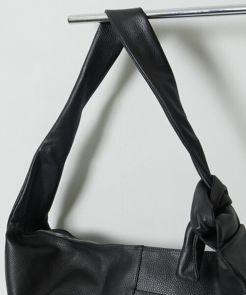 Firsthand（ファーストハンド）の「Firsthand/ファーストハンド Leather Banana Big Shoulder Bag / レザーバナナビッグショルダー / メッセンジャーバッグ / 牛革 / 撥水レザー（ショルダーバッグ・メンズ・ブラック・ONE SIZE）」の18枚目の写真