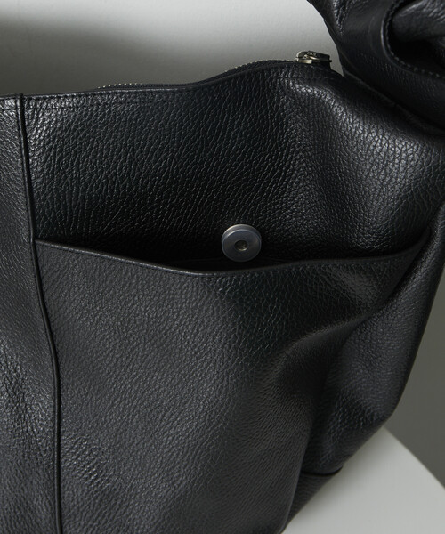 Firsthand（ファーストハンド）の「Firsthand/ファーストハンド Leather Banana Big Shoulder Bag / レザーバナナビッグショルダー / メッセンジャーバッグ / 牛革 / 撥水レザー（ショルダーバッグ・メンズ・ブラック・ONE SIZE）」の20枚目の写真