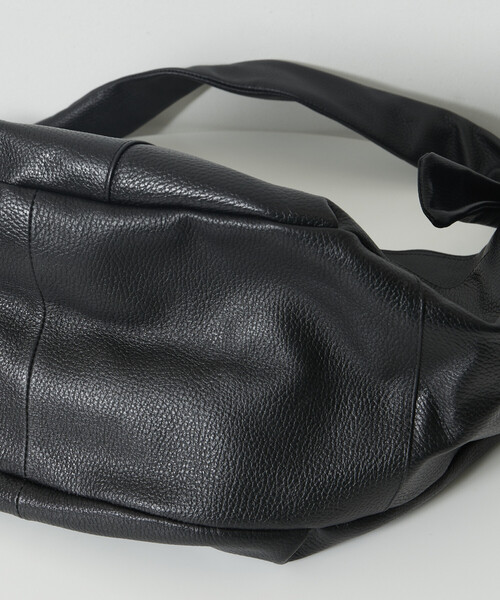 Firsthand（ファーストハンド）の「Firsthand/ファーストハンド Leather Banana Big Shoulder Bag / レザーバナナビッグショルダー / メッセンジャーバッグ / 牛革 / 撥水レザー（ショルダーバッグ・メンズ・ブラック・ONE SIZE）」の22枚目の写真