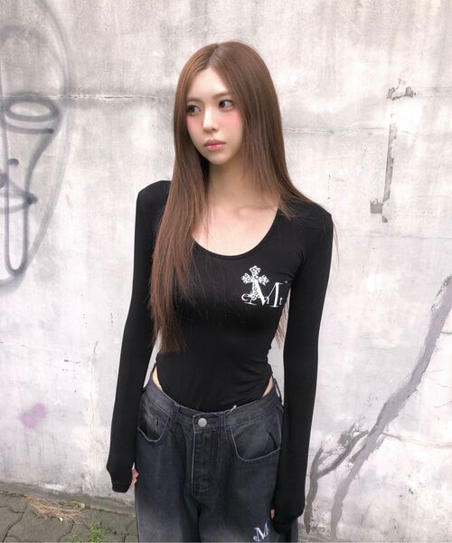 MUCENT(ムセント)の「サハラホピクロスユーネックスモールロゴ長袖Tシャツ(2カラー)(Tシャツ/カットソー・レディース・ホワイト/ブラック・FREE)」の5枚目の写真