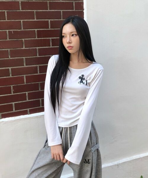 MUCENT(ムセント)の「サハラホピクロスユーネックスモールロゴ長袖Tシャツ(2カラー)(Tシャツ/カットソー・レディース・ホワイト/ブラック・FREE)」の7枚目の写真