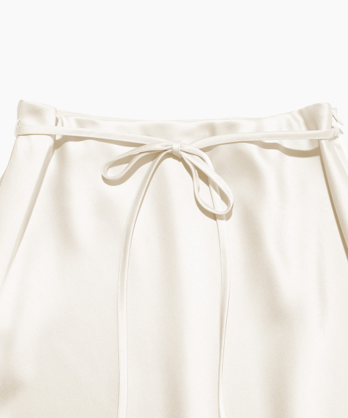 TTUDEMENT(トュードメント)の「SATIN LONG SKIRT CREAM(スカート・レディース・その他・LARGE/SMALL/MEDIUM)」の4枚目の写真