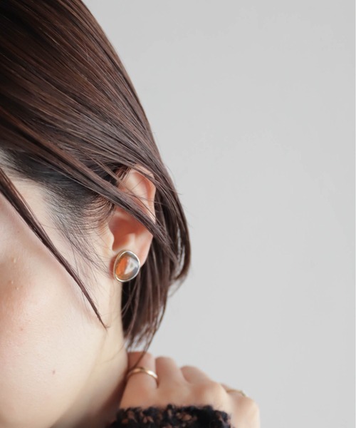 rapiecage(ラピエサージュ)の「クリアカラーカボションイヤリング(イヤリング・レディース・グレー/ブラウン・FREE)」の1枚目の写真