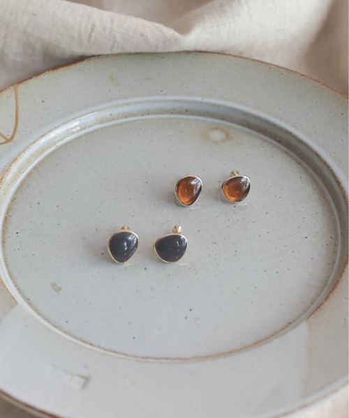 rapiecage(ラピエサージュ)の「クリアカラーカボションイヤリング(イヤリング・レディース・グレー/ブラウン・FREE)」の2枚目の写真